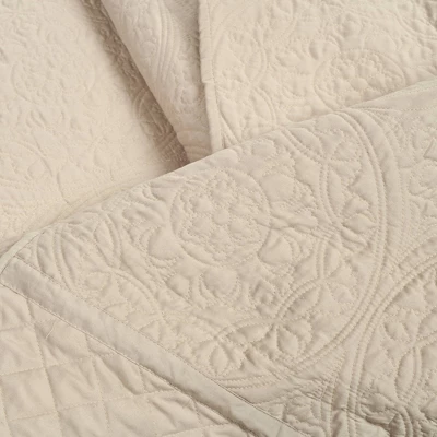 Medallion Scallop Oversized Embroidered Bedspread Set - Lush Décor 4 Medallion Scallop Oversized Embroidered Bedspread Set - Lush Décor - Image 4