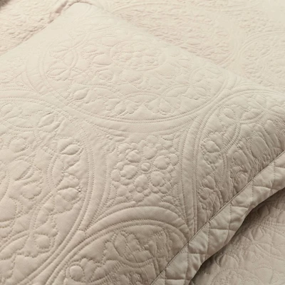 Medallion Scallop Oversized Embroidered Bedspread Set - Lush Décor 6 Medallion Scallop Oversized Embroidered Bedspread Set - Lush Décor - Image 6